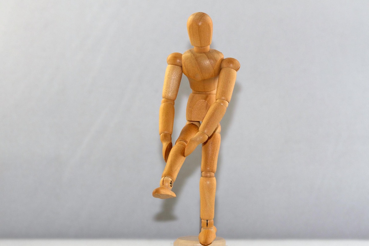 膝痛を抱える高齢者の介護で注意すべき転倒防止策は？