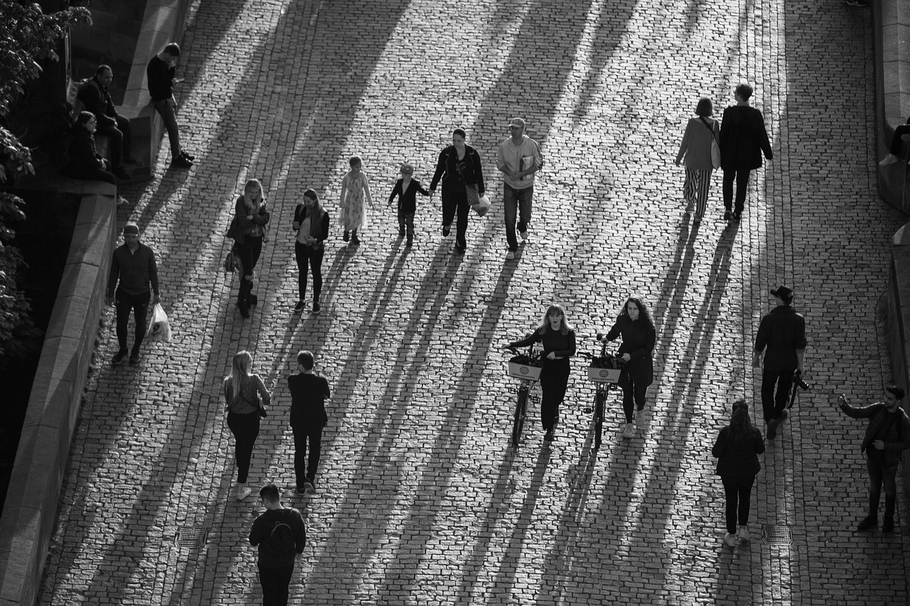 転倒しやすい人の特徴とはどのようなものですか？