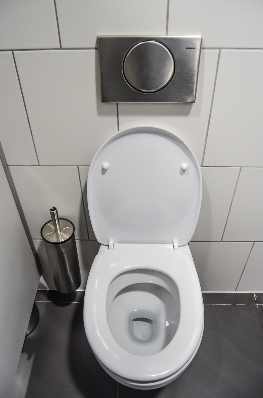 トイレでの足元に注意しないと転倒する危険があるのはなぜ？